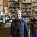 Viale Japigia  la strada dove pullula la vita del quartiere e dove sono presenti la maggior parte degli esercizi commerciali. Il 63enne Pietro ci mostra la sua enoteca nei pressi dellincrocio con via Archita:  qui da 45 anni (foto di Gennaro Gargiulo)